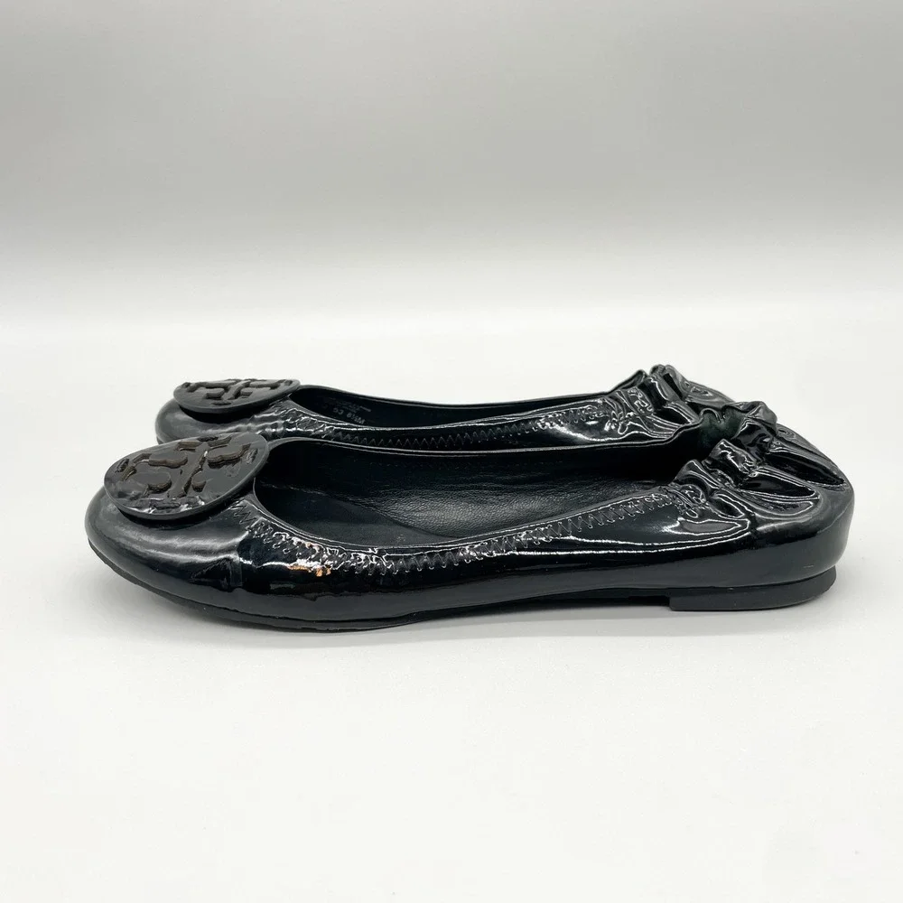 Tory Burch Reva Black Patent Leather Scrunch Ballet Flats Logo Medallion 8.5M